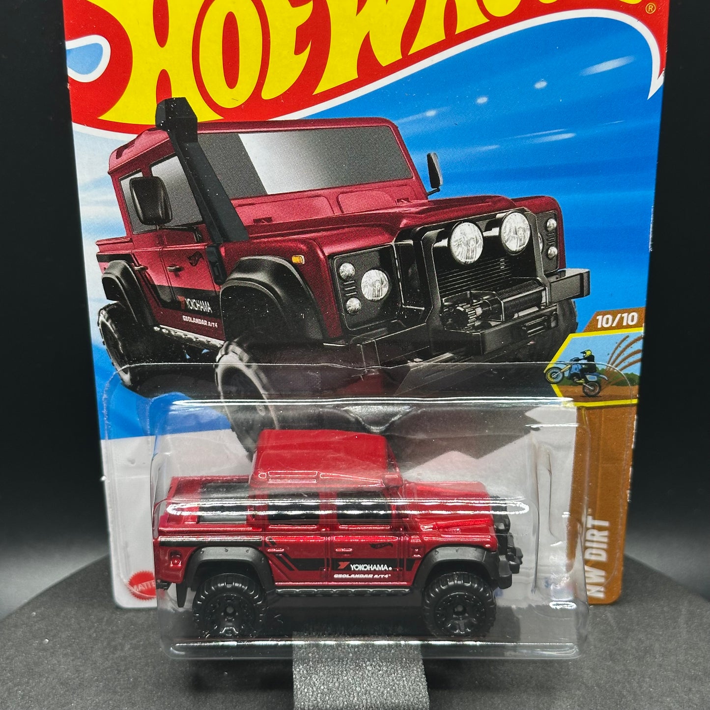 Hot Wheels Land Rover Defender Double Cab Red