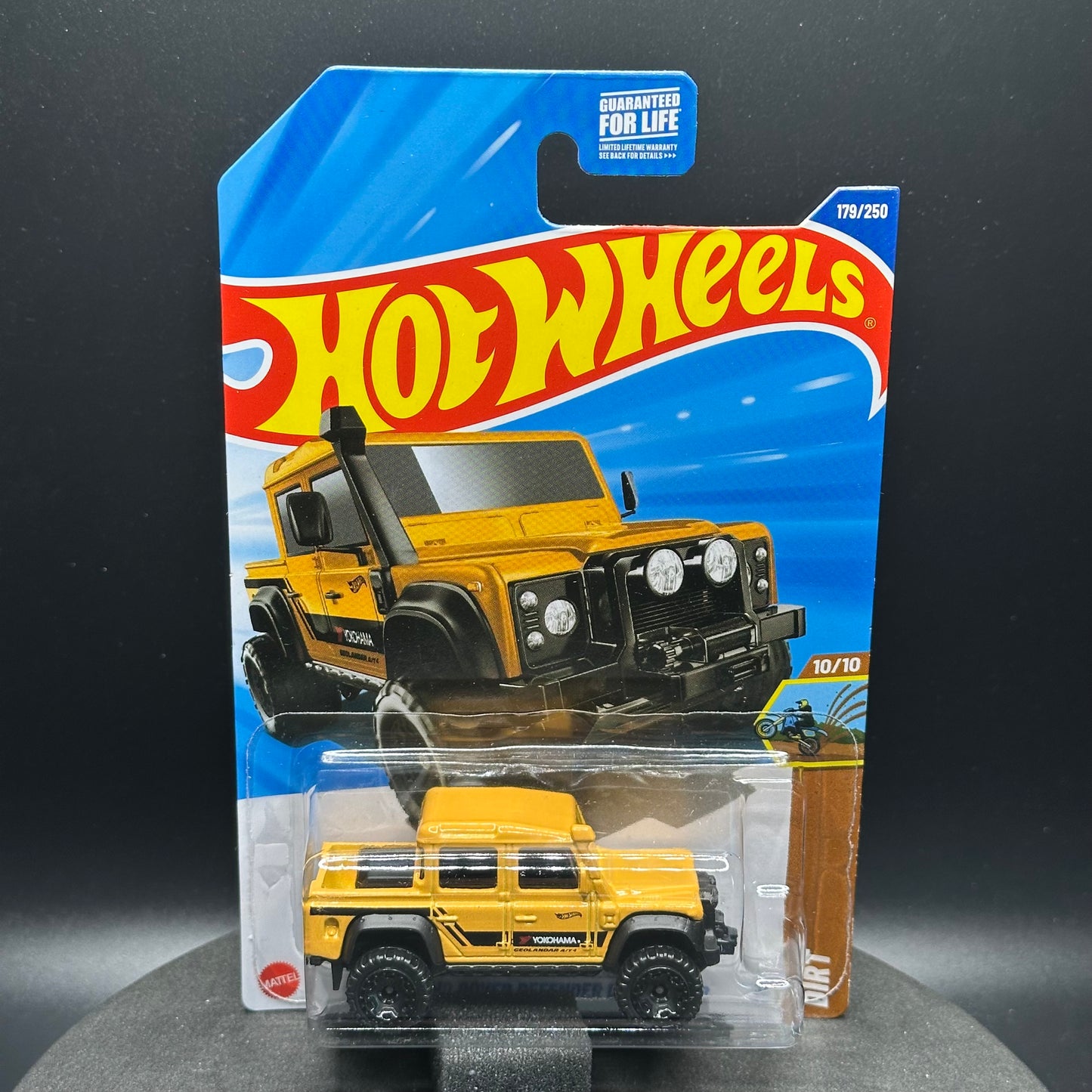 Hot Wheels ‘15 Land Rover Defender Double Cab Yellow