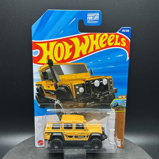 Hot Wheels ‘15 Land Rover Defender Double Cab Yellow